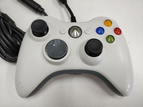 [Xbox 360] Drôtový Ovládač Microsoft - biely (estetická vada)