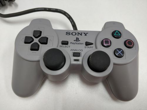 [PS1] Drôtový Ovládač Sony Dualshock - sivý (estetická vada)