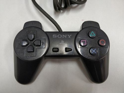 [PS1] Drôtový Ovládač Sony Bez páčok - čierny (estetická vada)