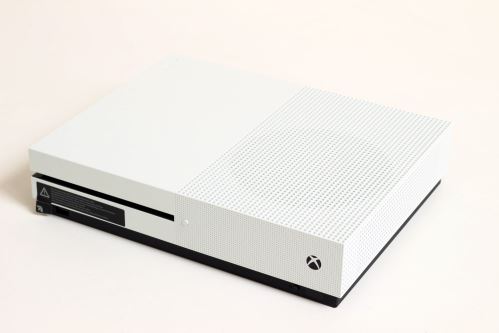 Xbox One S 1TB (Plná verzia s DVD mechanikou) (estetická vada)