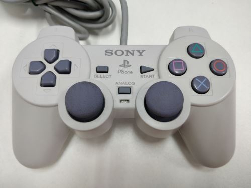 [PS1] Drôtový Ovládač Sony Dualshock - biely (rôzne estetické vady)