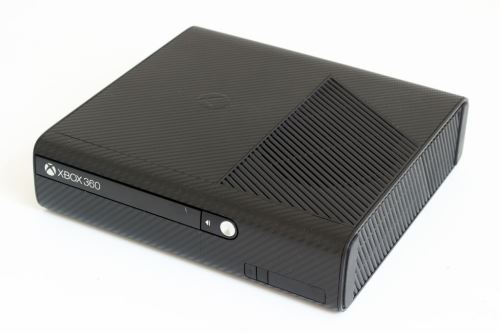 Xbox 360 E Stingray 500GB - čierny karbón (estetická vada)