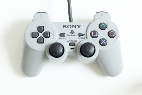 [PS1] Drôtový Ovládač Sony Dualshock - sivý (estetická vada)
