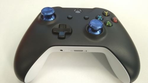 [Xbox One] S Bezdrôtový Ovládač - čiernobiely s modrými páčkami