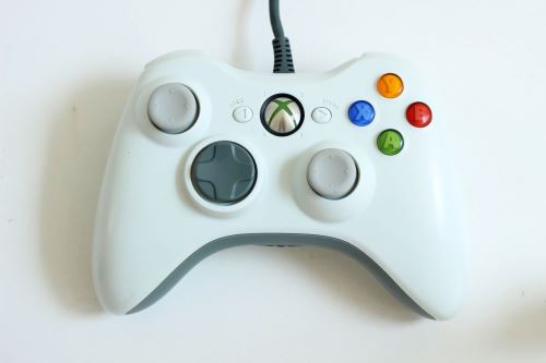 [Xbox 360] Drôtový Ovládač Microsoft - biely (estetická vada)