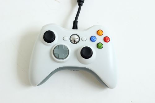 [Xbox 360] Drôtový Ovládač - biely (estetická vada)