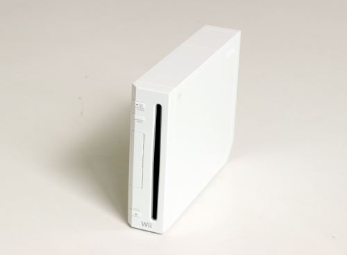 Nintendo Wii - herná konzola (nedržia krycie dvierka)
