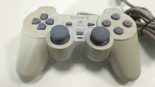 [PS1] Drôtový Ovládač Sony Dualshock - biely (žltkastý) (rôzne estetické vady)