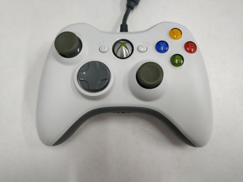 [Xbox 360] Drôtový Ovládač Microsoft - biely (nažltlé páčky) (estetická vada)